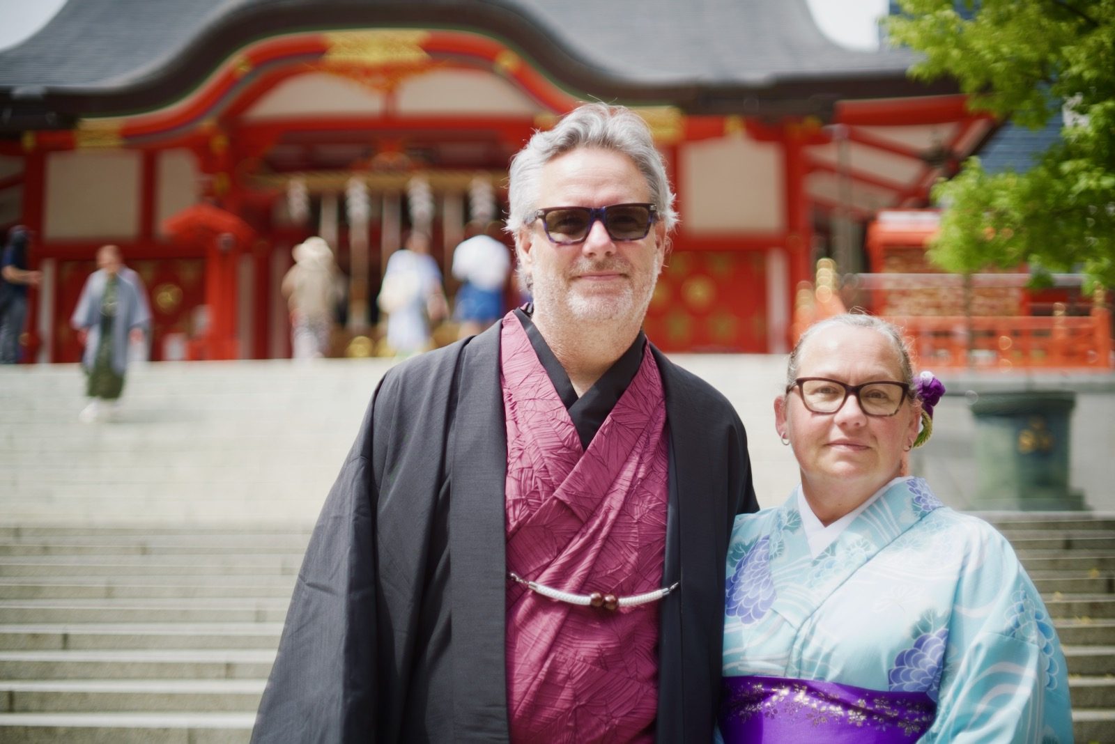 A couple in traditional kimono in front of a shrine in Shinjuku